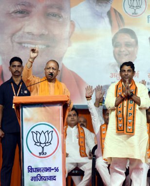 GHAZIABAD INDIA NOVEMBER 8 2024 Uttar Pradesh Başkanı Yogi Adityanath, Saraswati Vidya Mandir Okulu 'ndaki Panna Pramukh toplantısında konuşan Nehru Nagar Devlet Başkanı Yogi Adityanath' ı Sarasw 'daki Panna Pramukh toplantısında karşıladı.