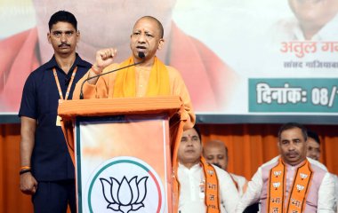 GHAZIABAD INDIA NOVEMBER 8 2024 Uttar Pradesh Başkanı Yogi Adityanath, Saraswati Vidya Mandir Okulu 'ndaki Panna Pramukh toplantısında konuşan Nehru Nagar Devlet Başkanı Yogi Adityanath' ı Sarasw 'daki Panna Pramukh toplantısında karşıladı.