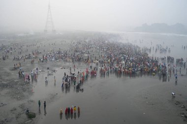 NEW DELHI INDIA NOVEMBER 8 2024 hayranları sabah erken saatlerde Kalindi Kunj yakınlarındaki Yamuna Nehri 'nde toplanarak 8 Kasım 2024' te Chhas Puja sırasında yükselen güneşe dua ettiler.