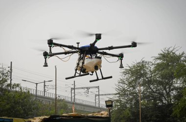 NEW DELHI INDIA NOVEMBER 8 2024 Bir Puslu Sprey İHA 8 Kasım 2024 tarihinde Yeni Delhi 'de Anand Vihar' daki kirlilik seviyelerini azaltmak için 15 litreye kadar su püskürten bir altıpatlayıcı kullanılmıştır.