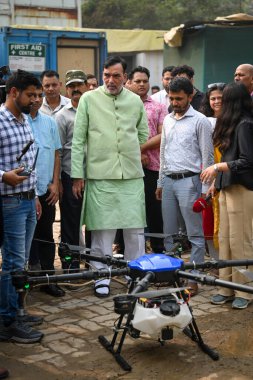 NEW DELHI INDIA NOVEMBER 8 2024 Gopal Rai Çevre Bakanı Delhi Puslu Sprey insansız hava aracının 8 Kasım 2024 'te Yeni Delhi' de Anand Vihar 'daki kirlilik seviyelerini azaltmak için yaptığı gösteri sırasında bu altıgen 15 litre taşıyabiliyor. 