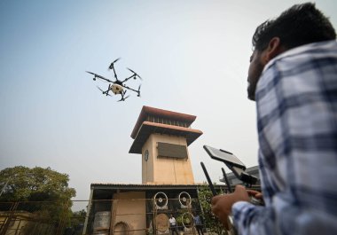 NEW DELHI INDIA NOVEMBER 8 2024 Bir Puslu Sprey İHA 8 Kasım 2024 tarihinde Yeni Delhi 'de Anand Vihar' daki kirlilik seviyelerini azaltmak için 15 litreye kadar su püskürten bir altıpatlayıcı kullanılmıştır.