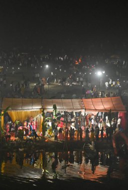 NOIDA NODYA NOVEMBER 8. 2024 Dindar, Arghya 'yı, Chhas Puja Festivali' nin dördüncü ve son günü Yamuna Nehri 'nde doğan güneşe adama ritüelini gerçekleştiriyor. 