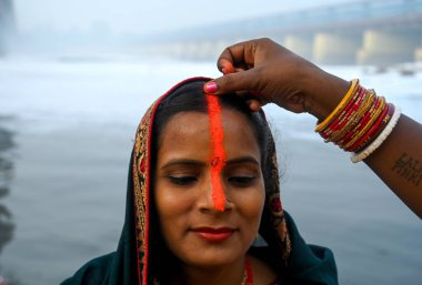 NOIDA NODYA NOVEMBER 8. 2024 Dindar, Arghya 'yı, Chhas Puja Festivali' nin dördüncü ve son gününde Yamuna Nehri 'nde doğan güneşe adama ritüelini gerçekleştiriyor.