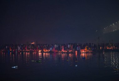 NOIDA INDIA NOVEMBER 8 2024 Devotees performing the rituals of offering Arghya to the rising sun in the Yamuna River on the fourth and last day of Chhath Puja A festival dedicated to Lord Surya Chhath Puja is celebrated with rich rituals over four da clipart