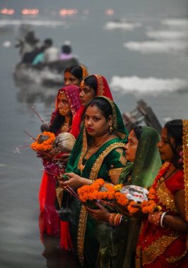 NOIDA NODYA NOVEMBER 8. 2024 Dindar, Arghya 'yı, Chhas Puja Festivali' nin dördüncü ve son günü Yamuna Nehri 'nde doğan güneşe adama ritüelini gerçekleştiriyor. 