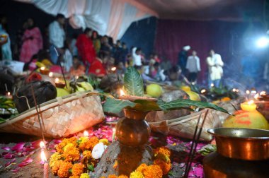 NOIDA NODYA NOVEMBER 8. 2024 Dindar, Arghya 'yı, Chhas Puja Festivali' nin dördüncü ve son gününde Yamuna Nehri 'nde doğan güneşe adama ritüelini gerçekleştiriyor.