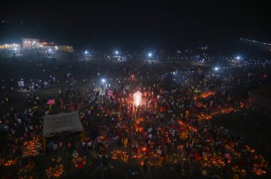 NOIDA NODYA NOVEMBER 8. 2024 Dindar, Arghya 'yı, Chhas Puja Festivali' nin dördüncü ve son günü Yamuna Nehri 'nde doğan güneşe adama ritüelini gerçekleştiriyor. 