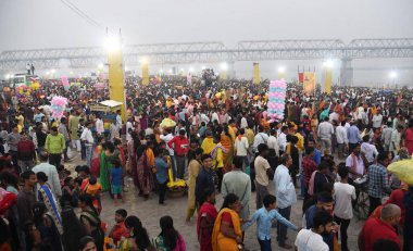 PATNA INDIA NOVEMBER 8 2024 Crowd of Chhath devotees around Digha JP Setu Ghat during Chhath Puja festival Bihar India Friday 08 2024  clipart