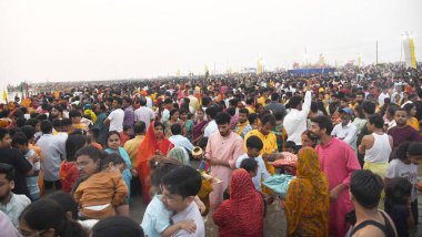 PATNA INDIA NOVEMBER 8 2024 Crowd of Chhath devotees around Digha 93 no Ghat during Chhath Puja festival Bihar India Friday 08 2024 Photo by Santosh Kumar Hindustan  Times clipart