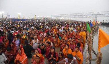 PATNA INDIA NOVEMBER 8 Kasım 2024 Chhas hayranları, 8 Kasım 2024 tarihinde Patna Hindistan 'da Digha Ghat' ta düzenlenen Chhas Puja festivali sırasında ayinler düzenler. 