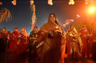 GURUGRAM INDIA NOVEMBER 8 Kasım 2024 Hindu dindarları, Hindistan Gurugram 5. Cadde Sheetla Mata Mandir park alanı 8 Kasım 2024 Cuma günü Hindistan 'da Chhas Puja Festivali' nin yükselişi sırasında Tanrı Güneşi 'ne ibadet ve ayinler düzenlerler. 