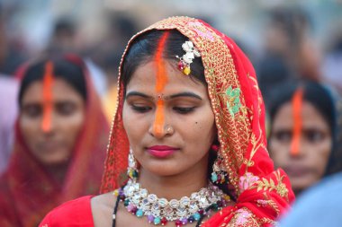 GURUGRAM INDIA NOVEMBER 8 Kasım 2024 Hindu dindarları, Hindistan Gurugram 5. Cadde Sheetla Mata Mandir park alanı 8 Kasım 2024 Cuma günü Hindistan 'da Chhas Puja Festivali' nin yükselişi sırasında Tanrı Güneşi 'ne ibadet ve ayinler düzenlerler. 