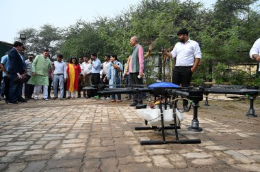 NEW DELHI INDIA NOVEMBER 8 2024 Delhi Çevre Bakanı Gopal Rai ve yetkililer 8 Kasım 2024 tarihinde Yeni Delhi Hindistan 'da Anand Vihar' da Spreyli hava aracı gösterisini denetlediler. 