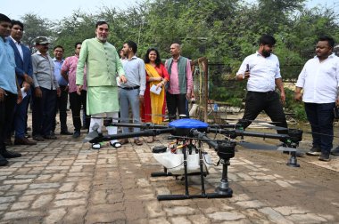 NEW DELHI INDIA NOVEMBER 8 2024 Delhi Çevre Bakanı Gopal Rai ve yetkililer 8 Kasım 2024 tarihinde Yeni Delhi Hindistan 'da Anand Vihar' da Spreyli hava aracı gösterisini denetlediler. 