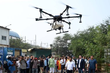 NEW DELHI INDIA NOVEMBER 8 2024 Delhi Çevre Bakanı Gopal Rai ve yetkililer 8 Kasım 2024 tarihinde Yeni Delhi Hindistan 'da Anand Vihar' da Spreyli hava aracı gösterisini denetlediler. 