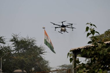Yeni DELHI INDIA NOVEMBER 8 Kasım 2024 Anand Vihar 'da 8 Kasım 2024' te Yeni Delhi Hindistan 'da yapılan gösteri sırasında sis püskürtmek için 15 litreye kadar su taşıyabilen bir altıpatlayıcı kullanıldı. 