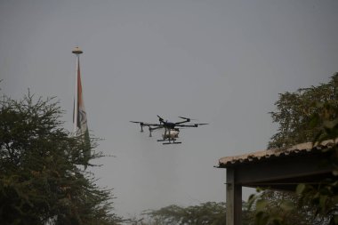 Yeni DELHI INDIA NOVEMBER 8 Kasım 2024 Anand Vihar 'da 8 Kasım 2024' te Yeni Delhi Hindistan 'da yapılan gösteri sırasında sis püskürtmek için 15 litreye kadar su taşıyabilen bir altıpatlayıcı kullanıldı. 