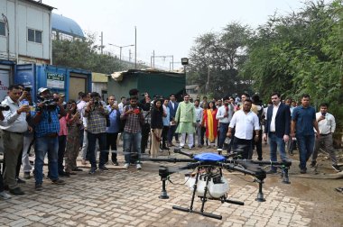 NEW DELHI INDIA NOVEMBER 8 2024 Delhi Çevre Bakanı Gopal Rai ve yetkililer 8 Kasım 2024 tarihinde Yeni Delhi Hindistan 'da Anand Vihar' da Spreyli hava aracı gösterisini denetlediler. 