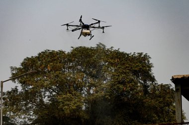 Yeni DELHI INDIA NOVEMBER 8 Kasım 2024 Anand Vihar 'da 8 Kasım 2024' te Yeni Delhi Hindistan 'da yapılan gösteri sırasında sis püskürtmek için 15 litreye kadar su taşıyabilen bir altıpatlayıcı kullanıldı. 
