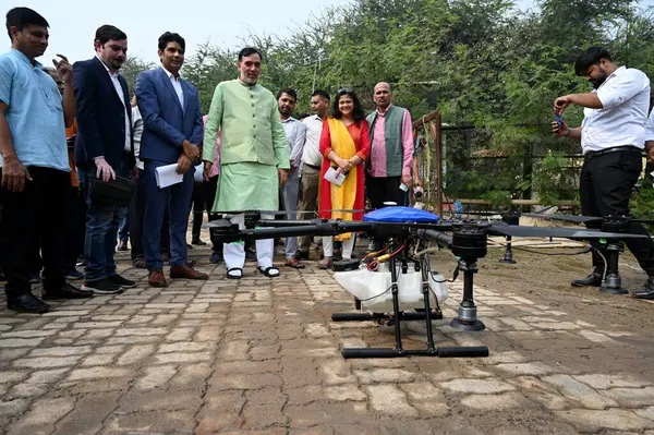 NEW DELHI INDIA NOVEMBER 8 2024 Delhi Çevre Bakanı Gopal Rai ve yetkililer 8 Kasım 2024 tarihinde Yeni Delhi Hindistan 'da Anand Vihar' da Spreyli hava aracı gösterisini denetlediler. 