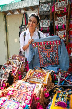 NEW DELHI INDIA ECTOBER 8 2024 Bollywood oyuncusu Manasi Parekh, 8 Ekim 2024 tarihinde HT City ile özel bir röportaj sırasında poz verdi Yeni Delhi Hindistan 'da Ulusal Ödül töreninden saatler önce Manasi Parekh Janpath' deki Gujarati Lane 'e ulaştı ve gobsmac
