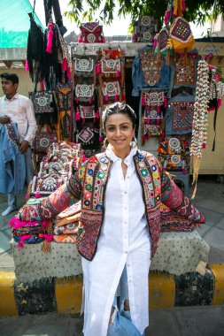 NEW DELHI INDIA ECTOBER 8 2024 Bollywood oyuncusu Manasi Parekh, 8 Ekim 2024 tarihinde HT City ile özel bir röportaj sırasında poz verdi Yeni Delhi Hindistan 'da Ulusal Ödül töreninden saatler önce Manasi Parekh Janpath' deki Gujarati Lane 'e ulaştı ve gobsmac