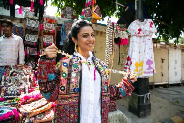 NEW DELHI INDIA ECTOBER 8 2024 Bollywood oyuncusu Manasi Parekh, 8 Ekim 2024 tarihinde HT City ile özel bir röportaj sırasında poz verdi Yeni Delhi Hindistan 'da Ulusal Ödül töreninden saatler önce Manasi Parekh Janpath' deki Gujarati Lane 'e ulaştı ve gobsmac