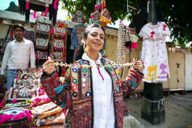 NEW DELHI INDIA ECTOBER 8 2024 Bollywood oyuncusu Manasi Parekh, 8 Ekim 2024 tarihinde HT City ile özel bir röportaj sırasında poz verdi Yeni Delhi Hindistan 'da Ulusal Ödül töreninden saatler önce Manasi Parekh Janpath' deki Gujarati Lane 'e ulaştı ve gobsmac