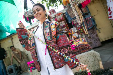 NEW DELHI INDIA ECTOBER 8 2024 Bollywood oyuncusu Manasi Parekh, 8 Ekim 2024 tarihinde HT City ile özel bir röportaj sırasında poz verdi Yeni Delhi Hindistan 'da Ulusal Ödül töreninden saatler önce Manasi Parekh Janpath' deki Gujarati Lane 'e ulaştı ve gobsmac