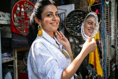 NEW DELHI INDIA ECTOBER 8 2024 Bollywood oyuncusu Manasi Parekh, 8 Ekim 2024 tarihinde HT City ile özel bir röportaj sırasında poz verdi Yeni Delhi Hindistan 'da Ulusal Ödül töreninden saatler önce Manasi Parekh Janpath' deki Gujarati Lane 'e ulaştı ve gobsmac