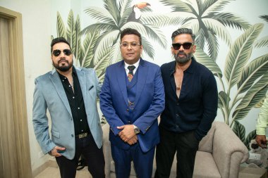 NEW DELHI INDIA 13 Ekim 2024 Bollywood aktörü Suniel Shetty ve şarkıcı Mika Singh ICI kurucu üyesi Dr. Tarang Krishna C ile birlikte 13 Ekim 2024 'te ICI Hint Kanser Enstitüsü Araştırma ve Tedavi Hastanesi' nin açılışında