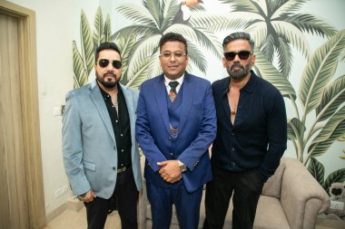 NEW DELHI INDIA 13 Ekim 2024 Bollywood aktörü Suniel Shetty ve şarkıcı Mika Singh ICI kurucu üyesi Dr. Tarang Krishna C ile birlikte 13 Ekim 2024 'te ICI Hint Kanser Enstitüsü Araştırma ve Tedavi Hastanesi' nin açılışında