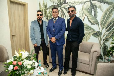 NEW DELHI INDIA 13 Ekim 2024 Bollywood aktörü Suniel Shetty ve şarkıcı Mika Singh ICI kurucu üyesi Dr. Tarang Krishna C ile birlikte 13 Ekim 2024 'te ICI Hint Kanser Enstitüsü Araştırma ve Tedavi Hastanesi' nin açılışında