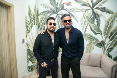 13 Ekim 2024 Bollywood aktörü Suniel Shetty ve şarkıcı Mika Singh 13 Ekim 2024 'te Hindistan Kanser Enstitüsü Araştırma ve Tedavi Hastanesi' nin açılışında 