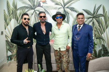 NEW DELHI INDIA 13 Ekim 2024 Bollywood aktörü Suniel Shetty ve şarkıcı Mika Singh ICI kurucu üyesi Dr. Tarang Krishna Blue Coat ile birlikte 13 Ekim 2024 'te ICI Hint Kanser Enstitüsü Araştırma ve Tedavi Hastanesi' nin açılışında 