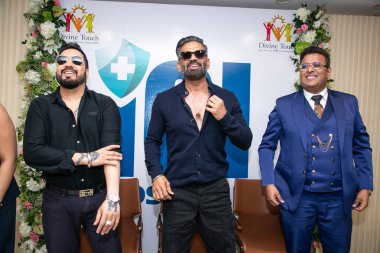 NEW DELHI INDIA 13 Ekim 2024 Bollywood aktörü Suniel Shetty ve şarkıcı Mika Singh ICI kurucu üyesi Dr. Tarang Krishna Blue Coat ile birlikte 13 Ekim 2024 'te ICI Hint Kanser Enstitüsü Araştırma ve Tedavi Hastanesi' nin açılışında 