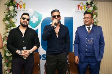 NEW DELHI INDIA 13 Ekim 2024 Bollywood aktörü Suniel Shetty ve şarkıcı Mika Singh ICI kurucu üyesi Dr. Tarang Krishna Blue Coat ile birlikte 13 Ekim 2024 'te ICI Hint Kanser Enstitüsü Araştırma ve Tedavi Hastanesi' nin açılışında 