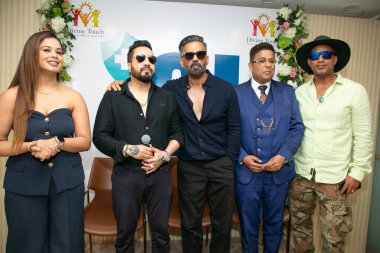 NEW DELHI INDIA 13 Ekim 2024 Bollywood aktörü Suniel Shetty ve şarkıcı Mika Singh ICI kurucu üyesi Dr. Tarang Krishna Blue Coat ile birlikte 13 Ekim 2024 'te ICI Hint Kanser Enstitüsü Araştırma ve Tedavi Hastanesi' nin açılışında 
