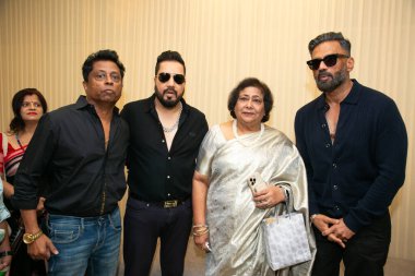 NEW DELHI INDIA 13 Ekim 2024 Bollywood aktörü Suniel Shetty ve şarkıcı Mika Singh ICI kurucu üyesi Dr. Tarang Krishna Blue Coat ile birlikte 13 Ekim 2024 'te ICI Hint Kanser Enstitüsü Araştırma ve Tedavi Hastanesi' nin açılışında 