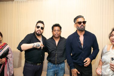 13 Ekim 2024 Bollywood aktörü Suniel Shetty ve şarkıcı Mika Singh 13 Ekim 2024 'te Hindistan Kanser Enstitüsü Araştırma ve Tedavi Hastanesi' nin açılışında 