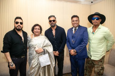 NEW DELHI INDIA 13 Ekim 2024 Bollywood aktörü Suniel Shetty ve şarkıcı Mika Singh ICI kurucu üyesi Dr. Tarang Krishna Blue Coat ile birlikte 13 Ekim 2024 'te ICI Hint Kanser Enstitüsü Araştırma ve Tedavi Hastanesi' nin açılışında 