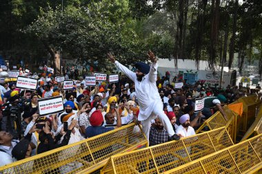 NEW DELHI INDIA NOVEMBER 9 Kasım 2024 Hindu Sikh Global Forum üyeleri Kanada 'daki Brampton Kanada' da Chanakyapuri yakınlarındaki Tapınak 'ta 9 Kasım 2024' de Yeni Delhi 'de meydana gelen şiddeti protesto ettiler.