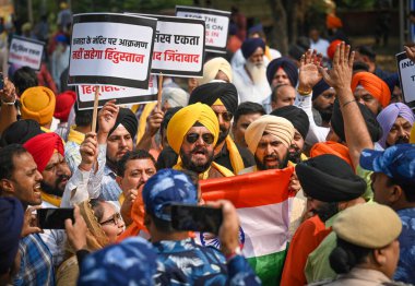 NEW DELHI INDIA NOVEMBER 9 Kasım 2024 Hindu Sikh Global Forum Üyeleri, Kanada 'daki Hindu ve Sih toplulukları arasında 9 Kasım 2024' te Yeni Delhi 'de meydana gelen çatışmaları protesto ederken görüldü.