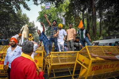 NEW DELHI INDIA NOVEMBER 9 Kasım 2024 Hindu Sikh Global Forum Üyeleri, Kanada 'daki Hindu ve Sih toplulukları arasında 9 Kasım 2024' te Yeni Delhi 'de meydana gelen çatışmaları protesto ederken görüldü.