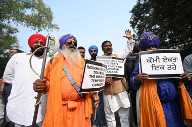 NEW DELHI INDIA NOVEMBER 9 Kasım 2024 Hindu Sikh Global Forum Üyeleri, Kanada 'daki Hindu ve Sih toplulukları arasında 9 Kasım 2024' te Yeni Delhi 'de meydana gelen çatışmaları protesto ederken görüldü.
