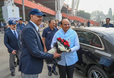 NEW DELHI INDIA NOVEMBER 9 2024 Vinai Kumar Saxena Vali Yardımcısı Sanjay Arora ile birlikte 73. tüm Hindistan Polis Atletizm Şampiyonası 2024 JLN Stadyumu 'nda düzenlenen açılış törenine geldi. 