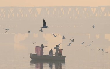 NEW DELHI INDIA NOVEMBER 10 2024 10 Kasım 2024 'te Yamuna Çarşısı' nda sabah erken saatlerde yutulan bir duman tabakası Hindistan Meteoroloji Bölümü IMD 'nin Delhi ve NCR' nin büyük olasılıkla 