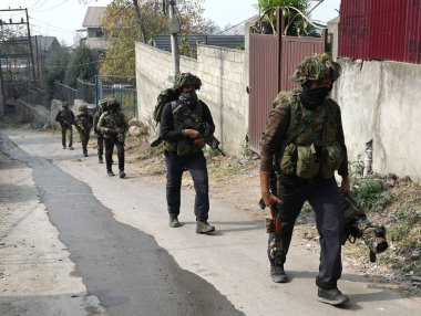 SRINAGAR INDIA NOVEMBER 10 Kasım 2024 Ordu para komandoları 10 Kasım 2024 tarihinde Srinagar Hindistan 'da Nishat bölgesindeki çarpışma bölgesine doğru hareket etti.