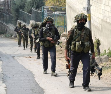 SRINAGAR INDIA NOVEMBER 10 Kasım 2024 Ordu para komandoları 10 Kasım 2024 tarihinde Srinagar Hindistan 'da Nishat bölgesindeki çarpışma bölgesine doğru hareket etti.